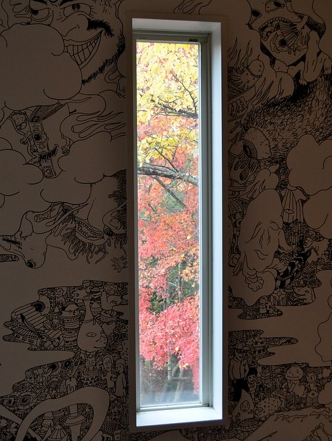 窓越しの紅葉