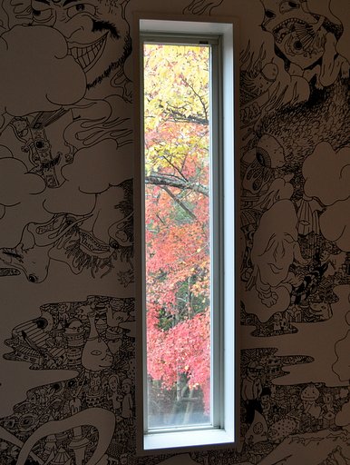 窓越しの紅葉