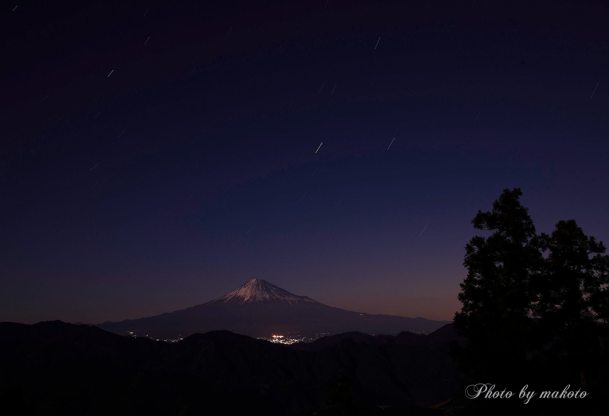 夜空に浮かぶ富士