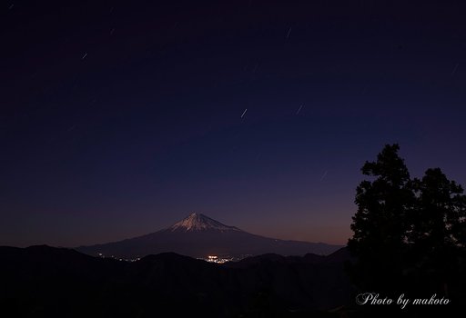 夜空に浮かぶ富士