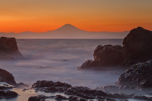 富士と荒海