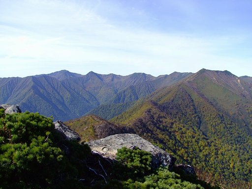 山は微妙に秋色