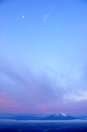 初冠雪の岩手山と下弦の月