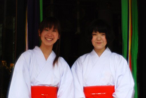可愛らしい、巫女さん！