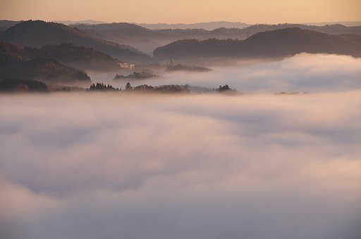 白煙る山稜