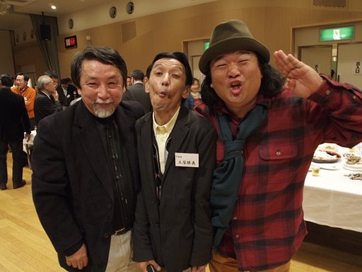 「根本タケシさんと中井精也さんの大きなお腹に挟まれて更に痩せ細ってしまった土屋勝義さん」の図。
