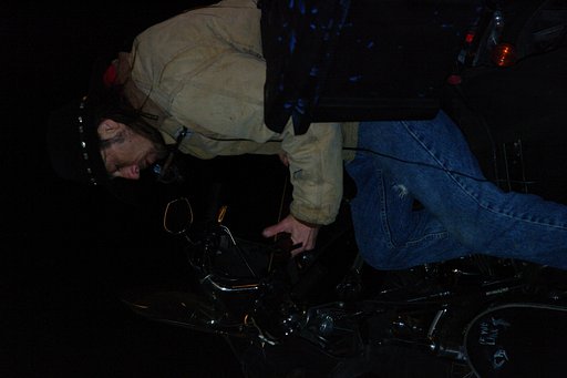 渋いバイクと共に