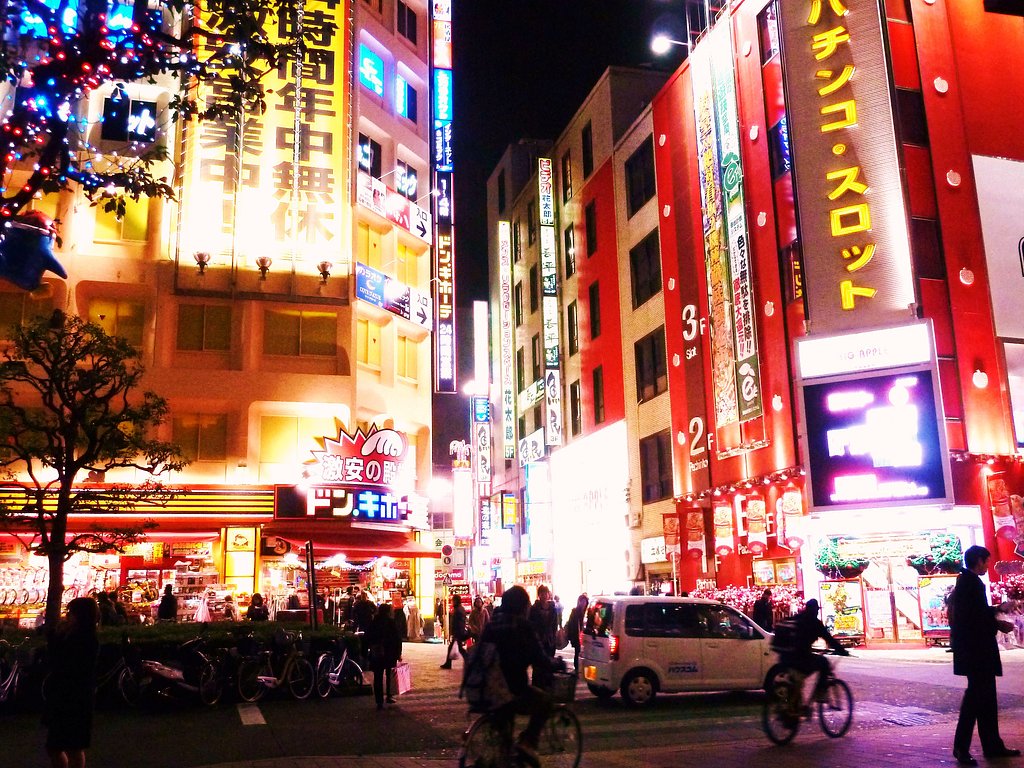 【　駅前　・　夜　】