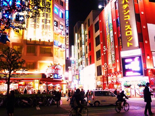 【　駅前　・　夜　】