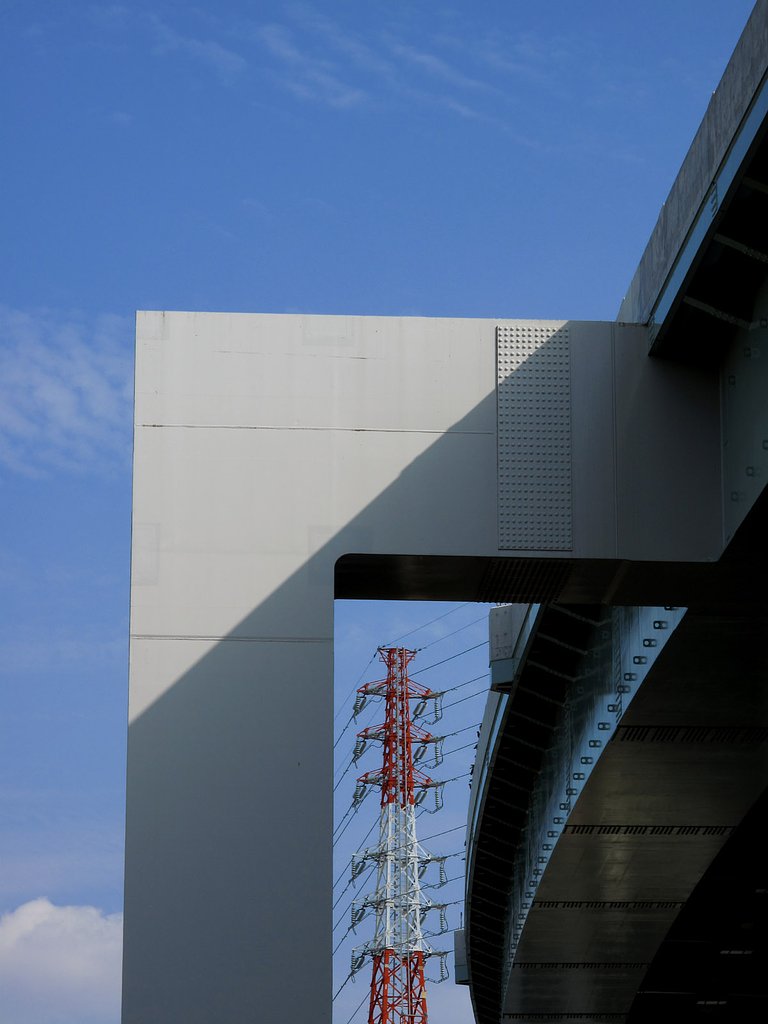 [金]高速道路と鉄塔