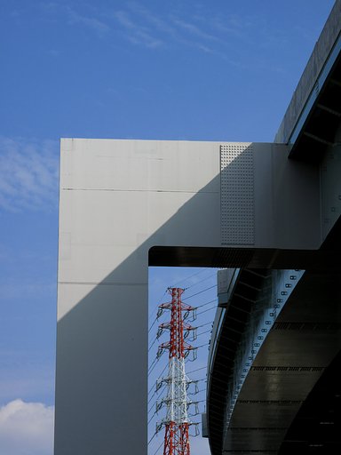 [金]高速道路と鉄塔