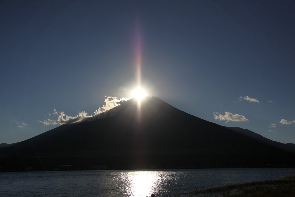 山中湖からのダイヤモンド富士