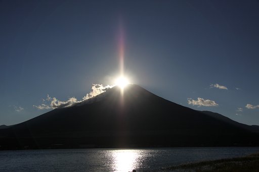 山中湖からのダイヤモンド富士