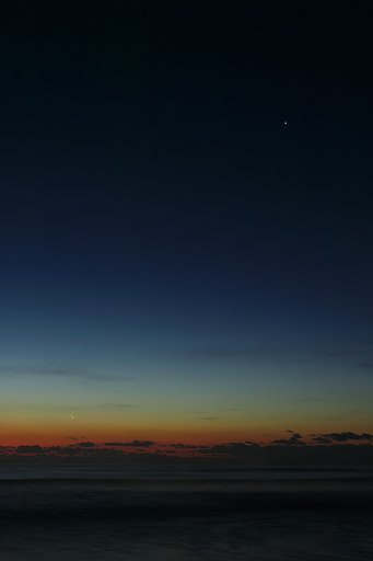下弦の月と金星