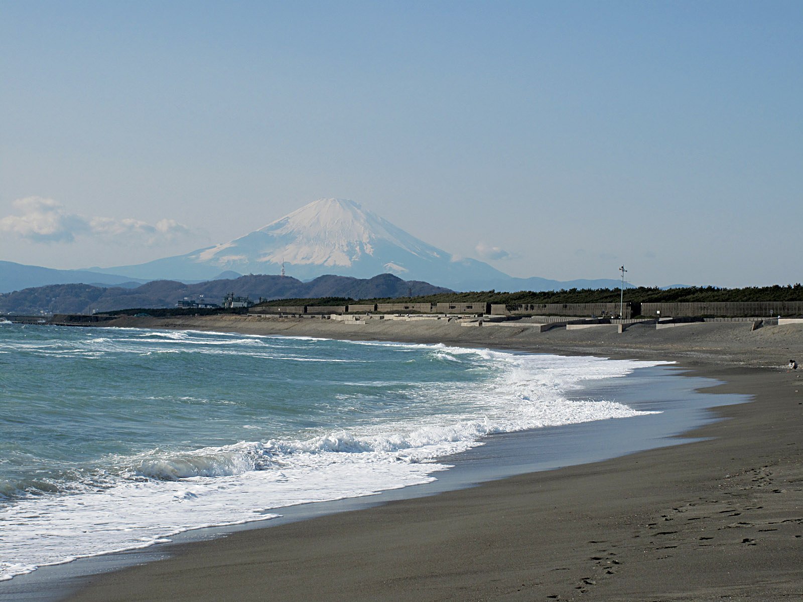 薄曇りの富士山