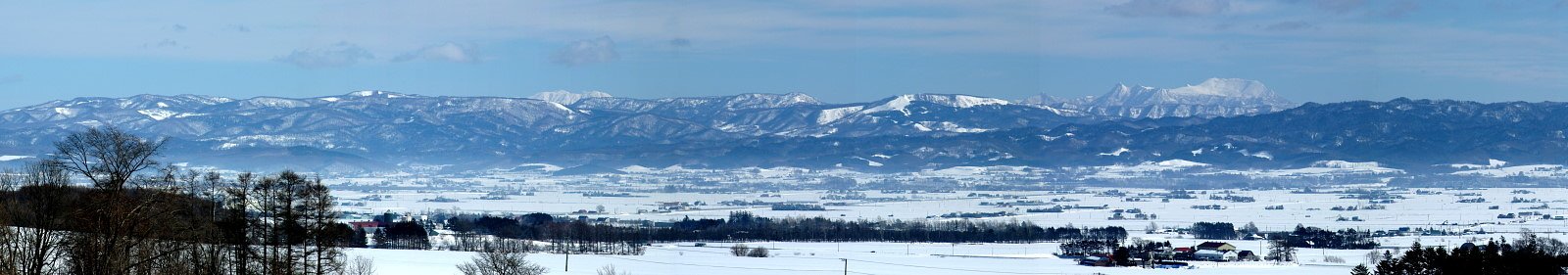 厳寒に浮かぶ山々（パノラマ）