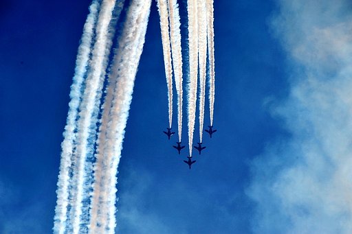 青空とブルーインパルス