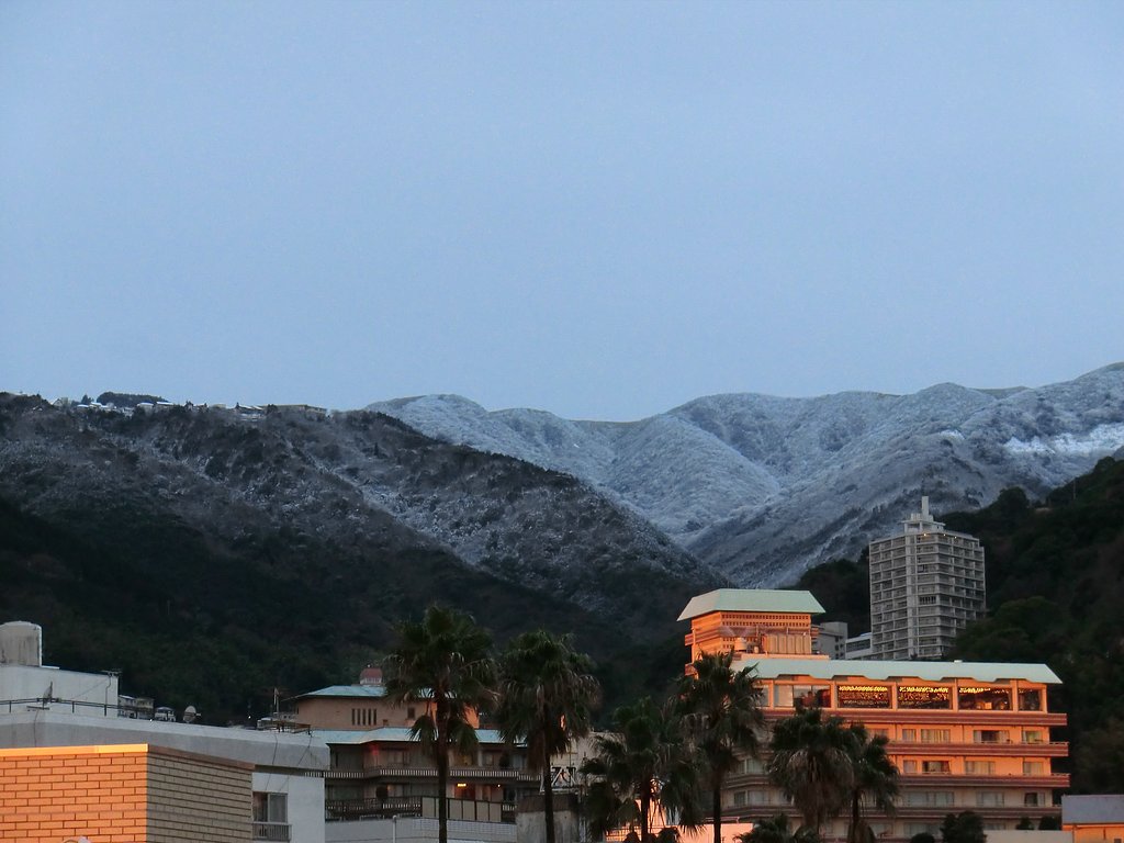 熱海も山側は雪