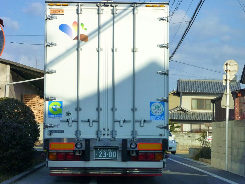 狭い！デカイ！