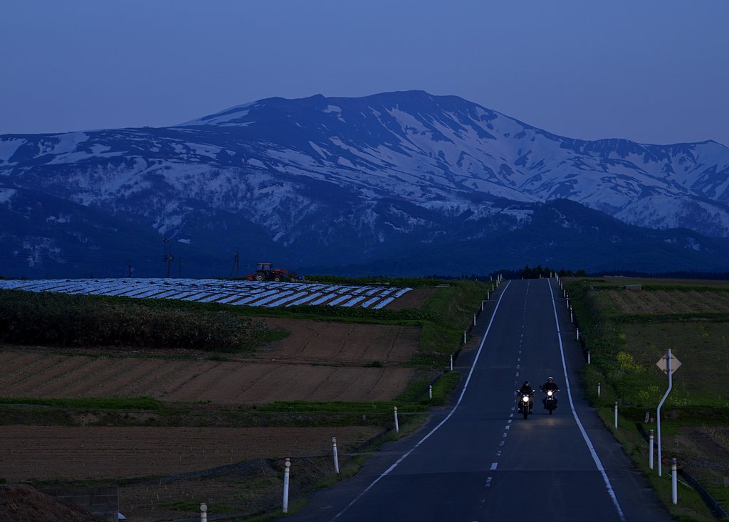 夕暮れの月山とバイク乗り２名