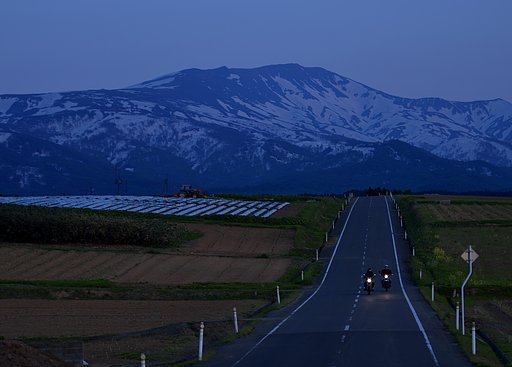 夕暮れの月山とバイク乗り２名