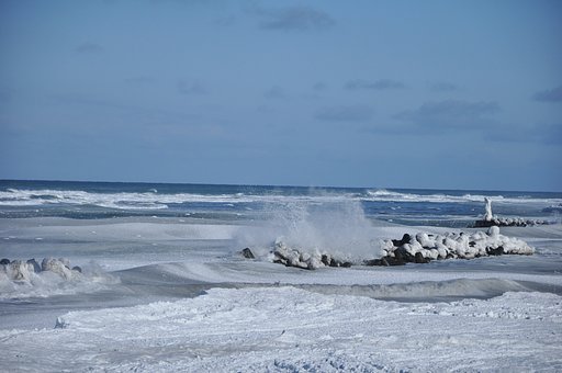 氷始めた海