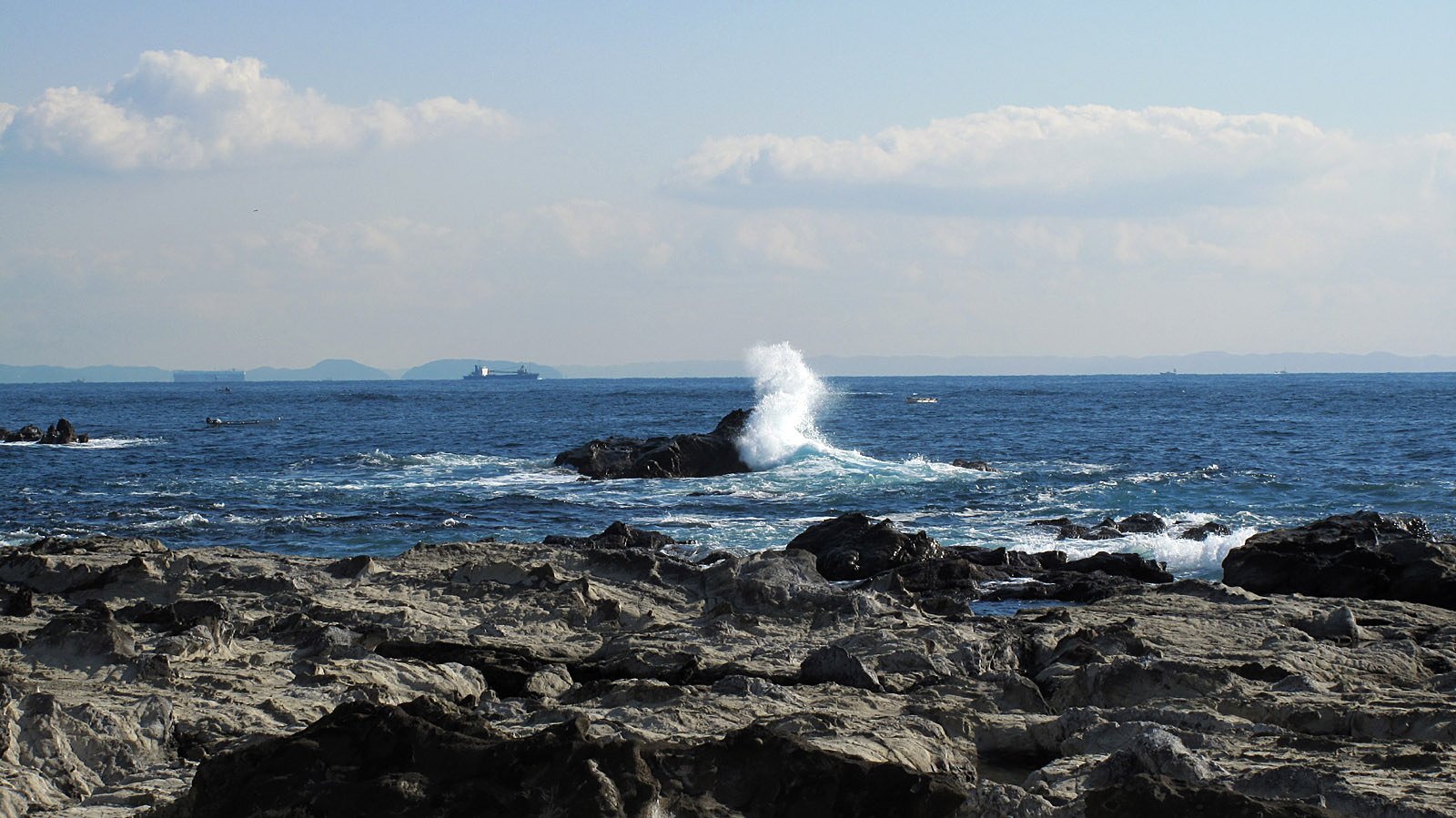 [う]海