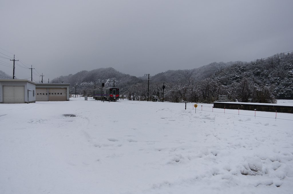 岩美駅を手で行く気動車