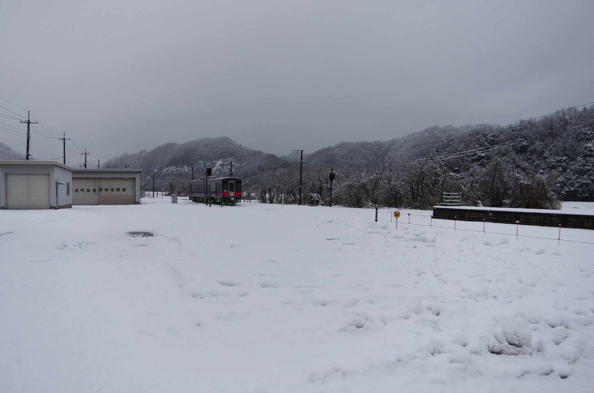 岩美駅を手で行く気動車