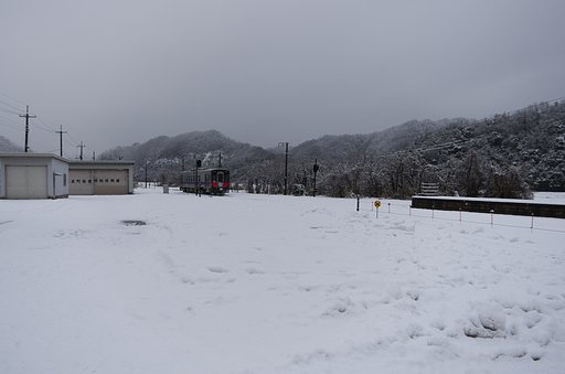 岩美駅を手で行く気動車