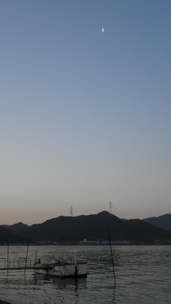 有り明けの月（河口より）