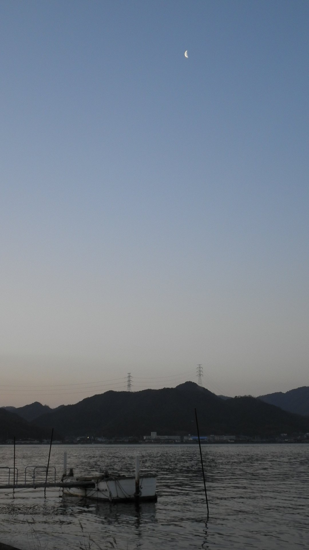 有り明けの月（河口より）