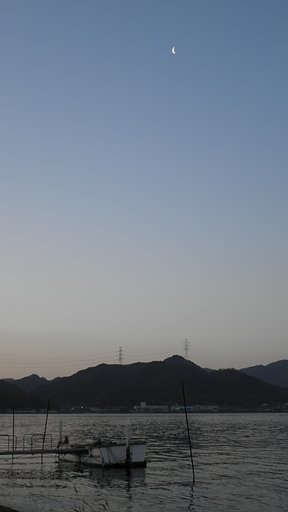 有り明けの月（河口より）