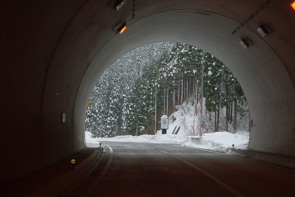 トンネルを抜けると其処は・・・