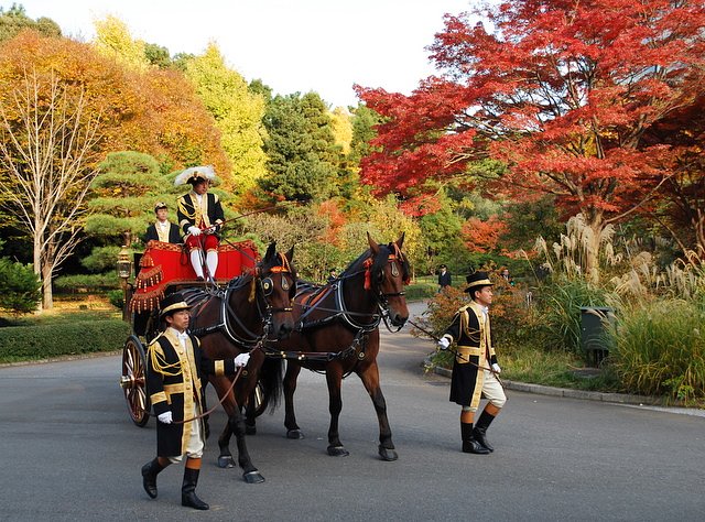 馬車行列と紅葉