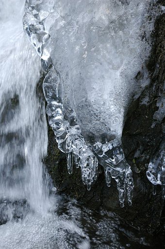凍る沢水