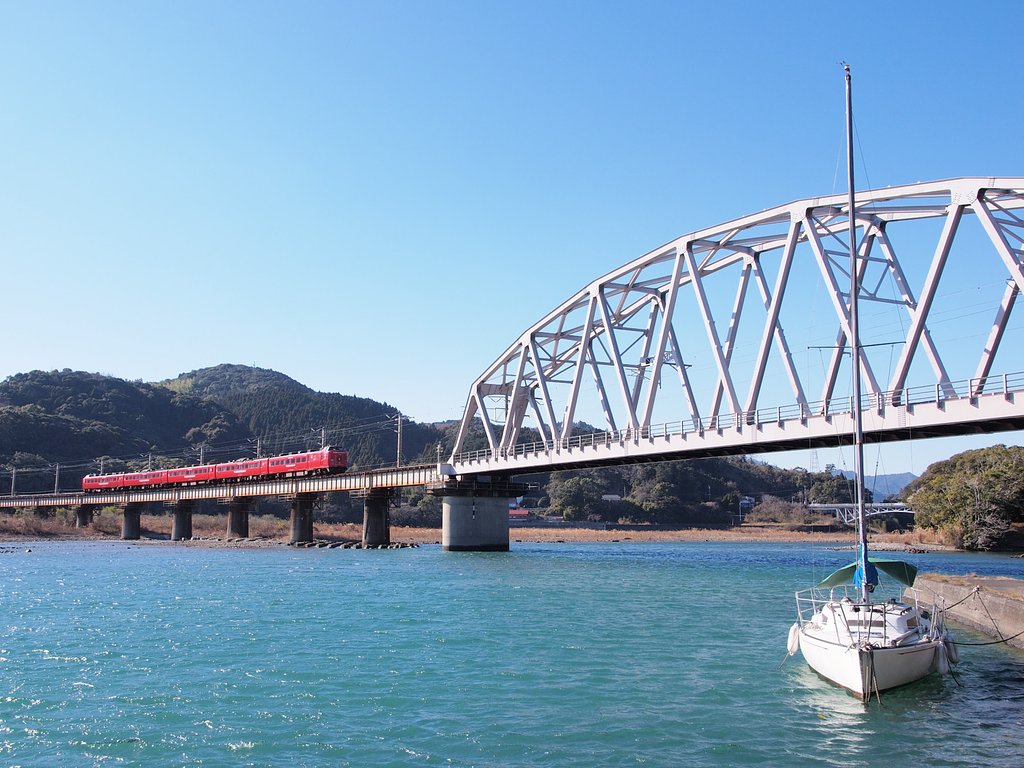 快晴の耳川橋梁