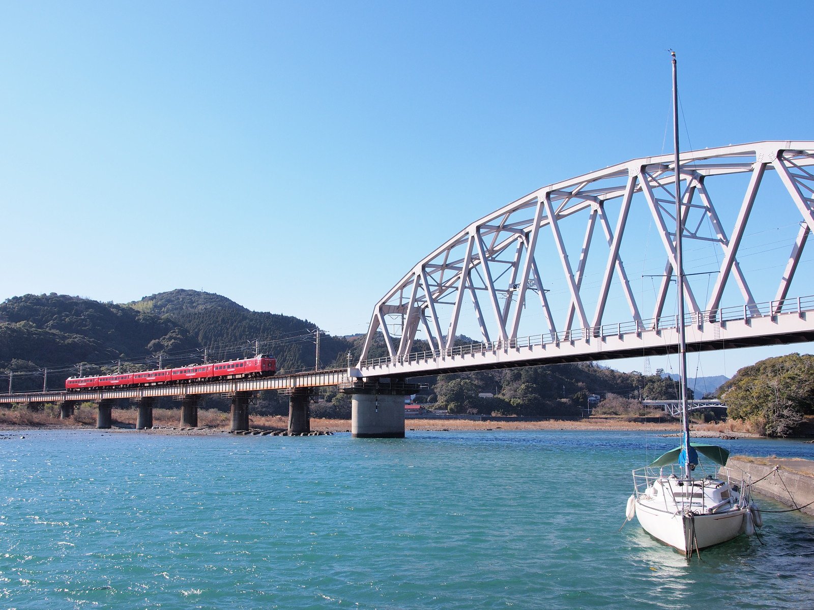 快晴の耳川橋梁