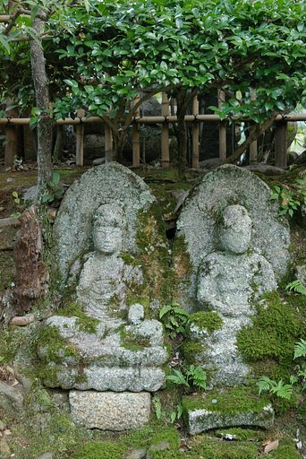 朽ち果てて座る