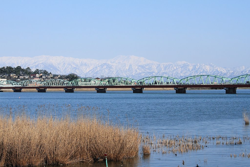 阿賀野川河口から飯豊連峰を望む