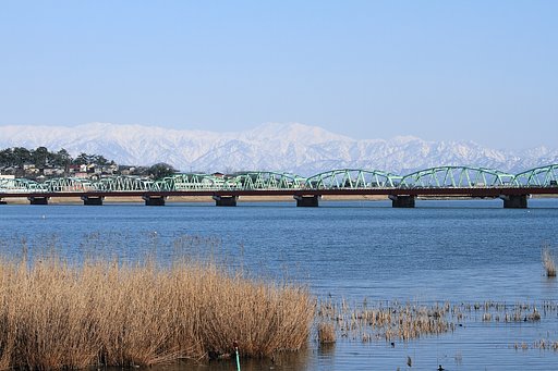 阿賀野川河口から飯豊連峰を望む