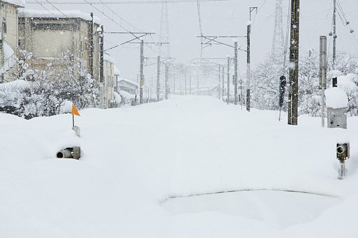 雪に埋もれる北陸本線