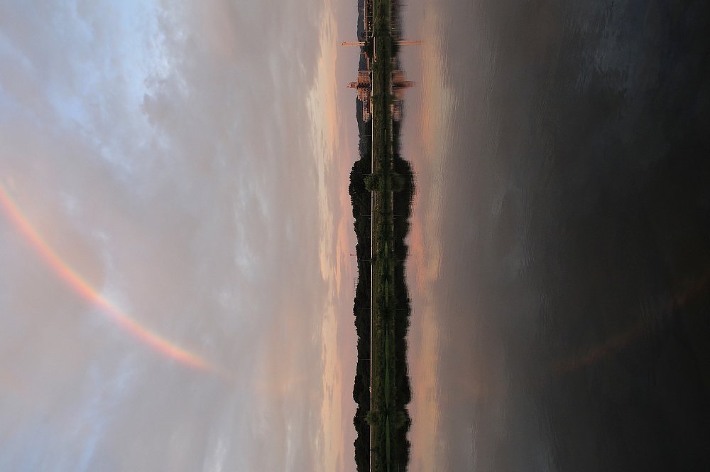 早朝の虹