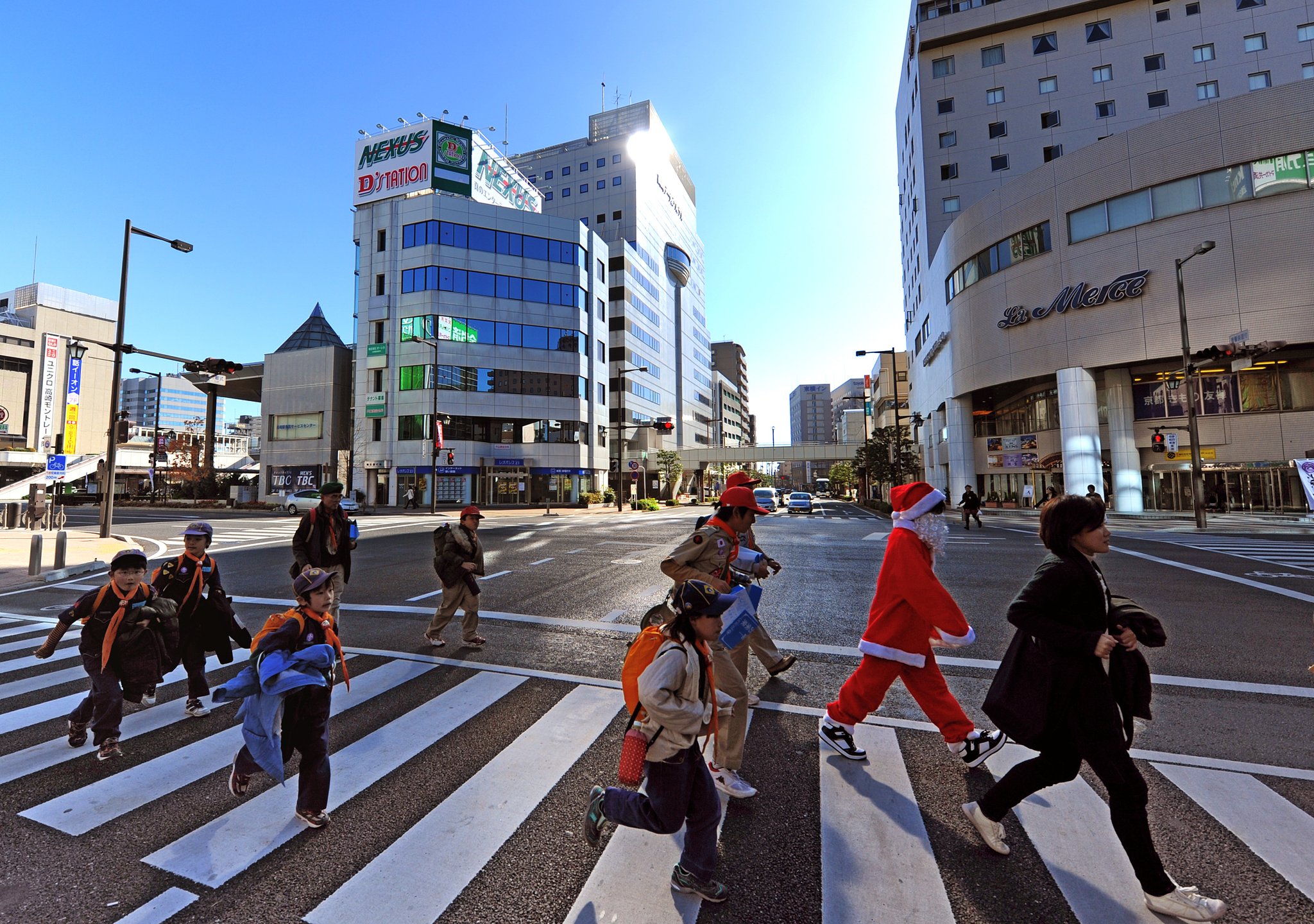 【Ⅹ】　一句　　街中を   サンタも歩む   師走かな...