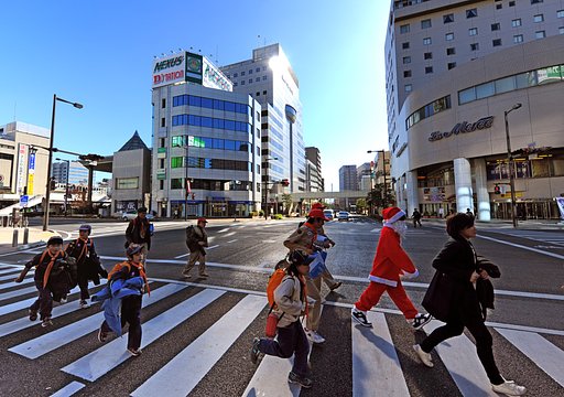 【Ⅹ】　一句　　街中を   サンタも歩む   師走かな...