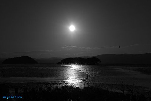 夕陽琵琶湖（白黒）