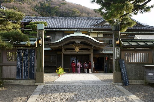 賓日館