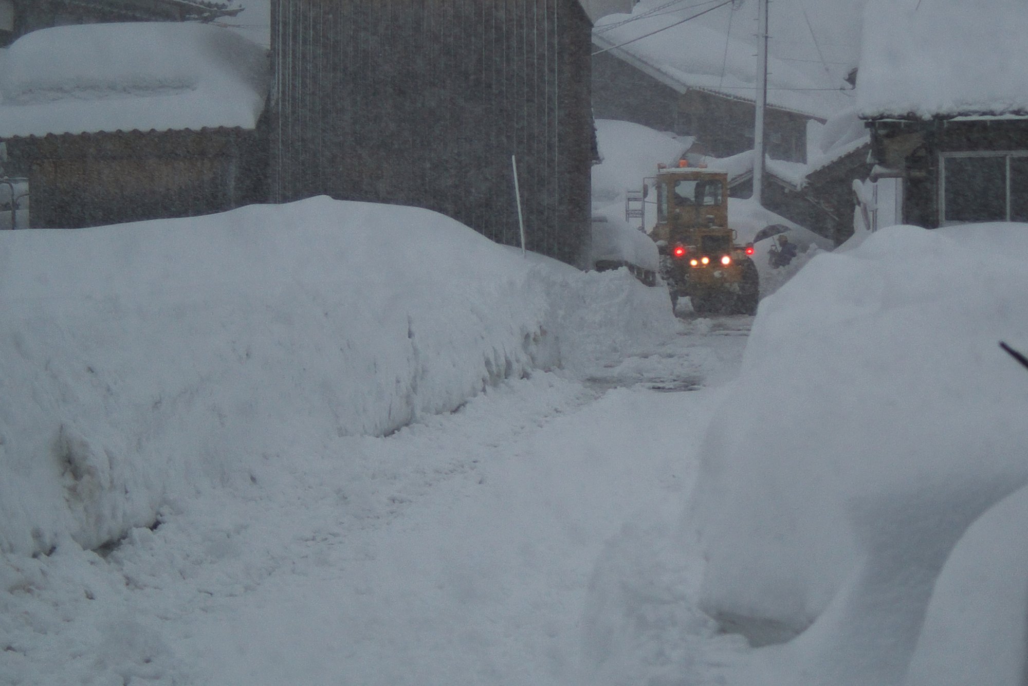 猛吹雪の中で除雪中