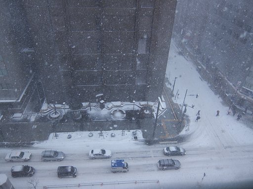 吹雪く街