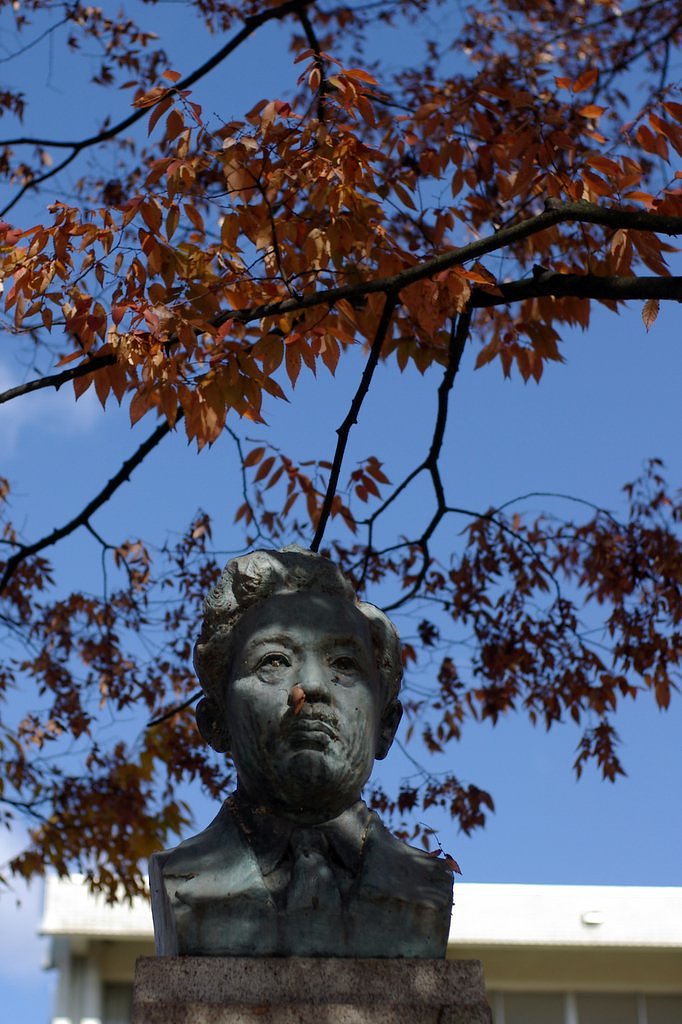校庭の英世像